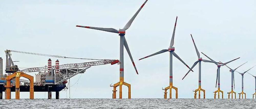 Sündenbock Offshore-Windkraft. Windräder auf hoher See erzeugen, anders als an Land, relativ stetig Energie. Die Installation der Anlagen – wie hier in der Nordsee – erfordert Milliardeninvestitionen. Diese tragen die privaten Stromkunden.