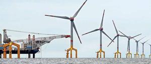 Sündenbock Offshore-Windkraft. Windräder auf hoher See erzeugen, anders als an Land, relativ stetig Energie. Die Installation der Anlagen – wie hier in der Nordsee – erfordert Milliardeninvestitionen. Diese tragen die privaten Stromkunden.