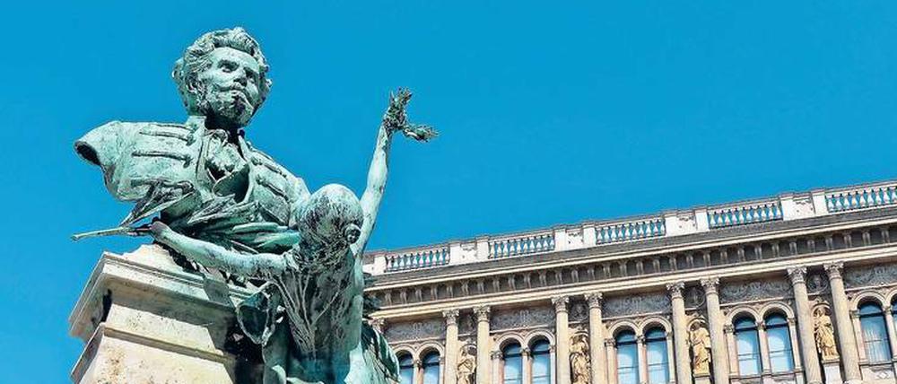 Bedroht. Vor der Akademie in Budapest steht die Statue des Sprachwissenschaftlers Gábor Szarvas. Foto: Getty Images/iStockphoto