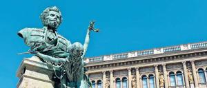 Bedroht. Vor der Akademie in Budapest steht die Statue des Sprachwissenschaftlers Gábor Szarvas. Foto: Getty Images/iStockphoto