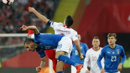 Absteiger. Robert Lewandowski (M.) muss mit Polen runter, Leonardo Bonucci (l.) und Italien hegen weiter Titelhoffnungen.
