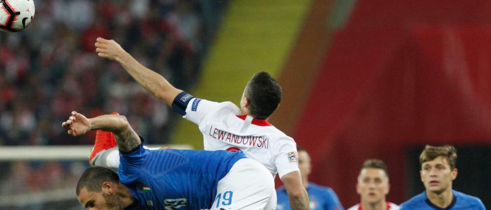 Absteiger. Robert Lewandowski (M.) muss mit Polen runter, Leonardo Bonucci (l.) und Italien hegen weiter Titelhoffnungen.