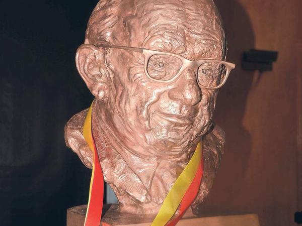 Eine Bronze-Büste Fritz Sterns der Künstlerin Barbara Olech.