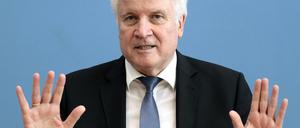 Jetzt mal langsam: Am Dienstag stellte sich CSU-Chef Horst Seehofer den Fragen von Journalisten in Berlin. 