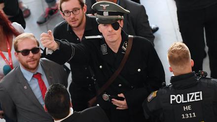 Der Satiriker Sonneborn kam als Stauffenberg verkleidet zur Frankfurter Buchmesse.