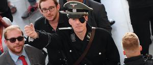 Der Satiriker Sonneborn kam als Stauffenberg verkleidet zur Frankfurter Buchmesse.