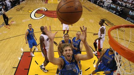 Will nochmal zupacken. Basketballstar Dirk Nowitzki geht in Dallas in seine 21. Saison.