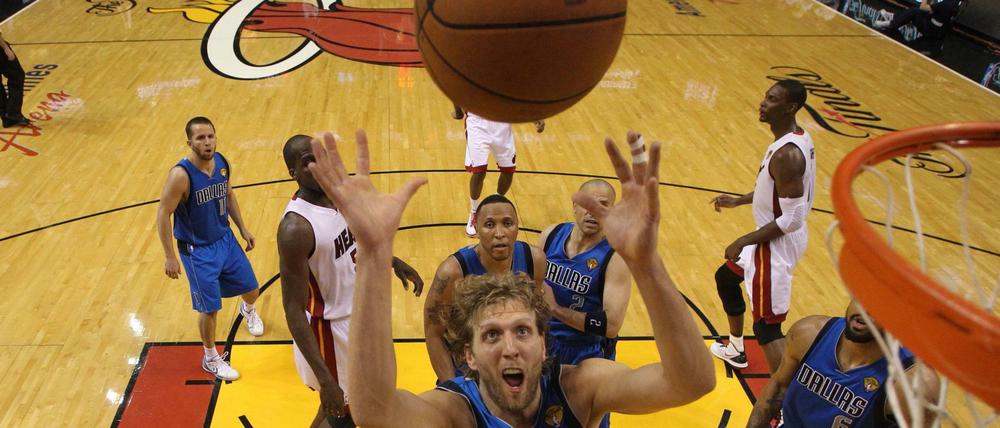 Will nochmal zupacken. Basketballstar Dirk Nowitzki geht in Dallas in seine 21. Saison.