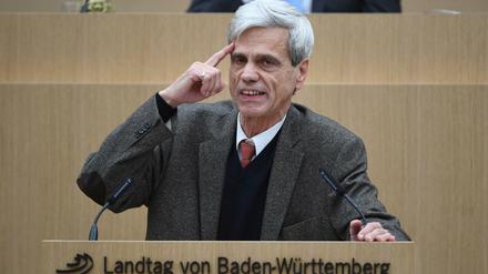 Das fraktionslose AfD-Mitglied Wolfgang Gedeon spricht im Landtag bei einer Plenarsitzung.