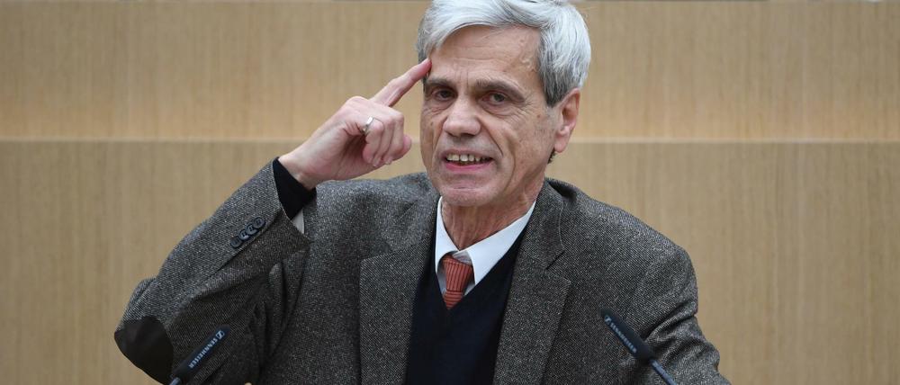 Das fraktionslose AfD-Mitglied Wolfgang Gedeon spricht im Landtag bei einer Plenarsitzung.