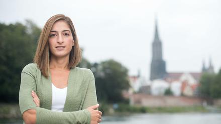 Mesale Tolu steht am Ufer der Donau.