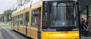 Eine Straßenbahn am Berliner Hauptbahnhof.