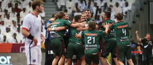 Die pure Freude. 2016 jubelten die Füchse Berlin über den Sieg im Super Globe gegen Paris Saint-Germain. Paris' Uwe Gensheimer war bedient.