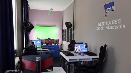 Computer ja - Chaos nein. Wo früher die Scouts von Hertha BSC saßen, liegt nun der Raum für die E-Sport-Akademie des Vereins. 