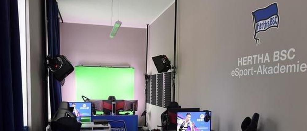 Computer ja - Chaos nein. Wo früher die Scouts von Hertha BSC saßen, liegt nun der Raum für die E-Sport-Akademie des Vereins. 