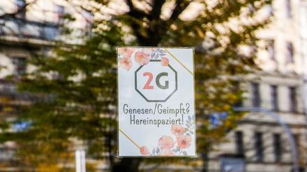 Eine Gaststätte in Prenzlauer Berg informiert ihre Gäste über die 2G-Regel. 
