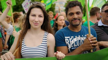 Benjamin Adijei zusammen mit Grünen-Parteifreundin Sophie Harper bei der NoPAG-Demo am 11. Mai in München.