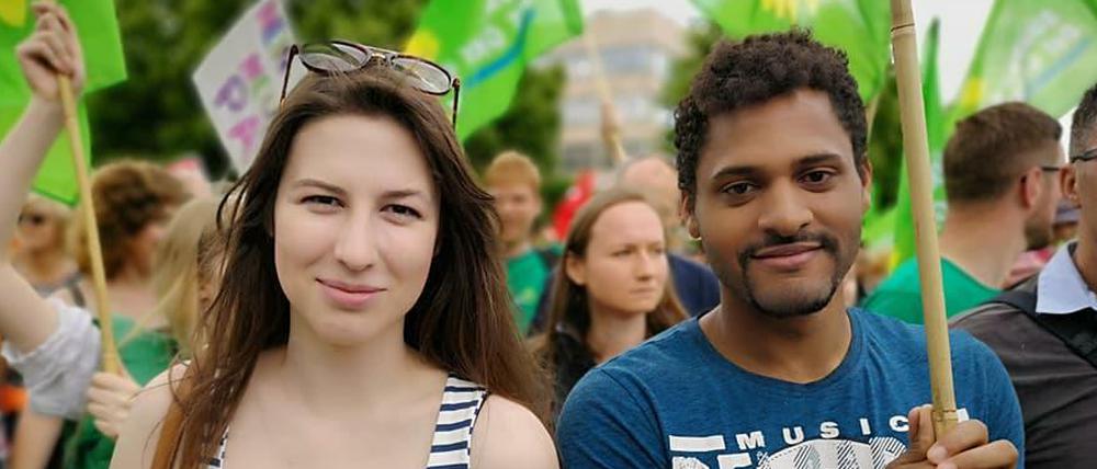 Benjamin Adijei zusammen mit Grünen-Parteifreundin Sophie Harper bei der NoPAG-Demo am 11. Mai in München.