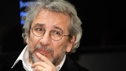 Der in der Türkei verfolgte Journalist Can Dündar sagte, Autokraten hätten vor nichts mehr Angst als vor Erotik und Humor