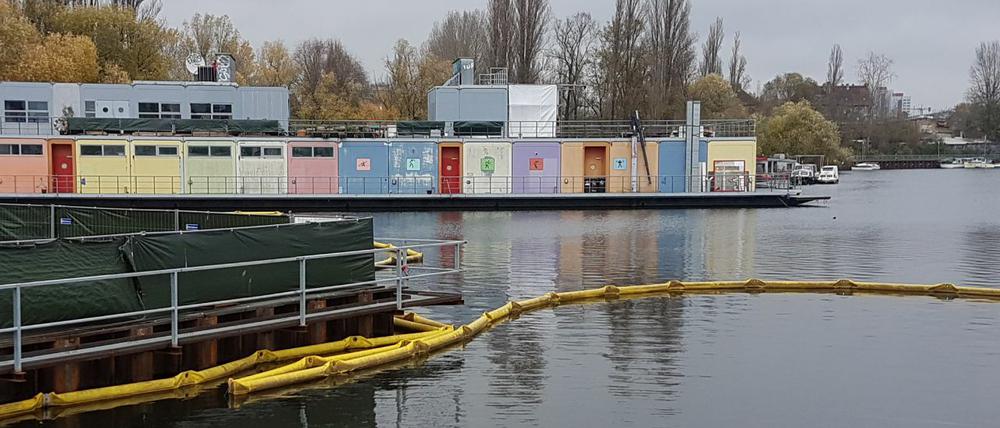 Ehemaliges Jugendclubschiff "Freibeuter" in der Rummelsburger Bucht.