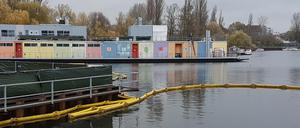 Ehemaliges Jugendclubschiff "Freibeuter" in der Rummelsburger Bucht. 