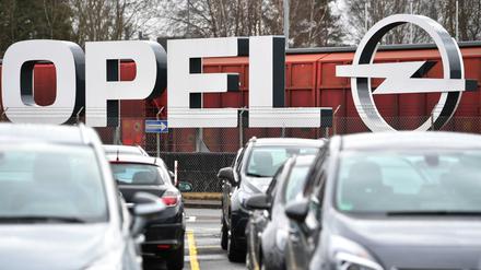 Ein Logo des Autoherstellers Opel steht am Werk des Autobauers.