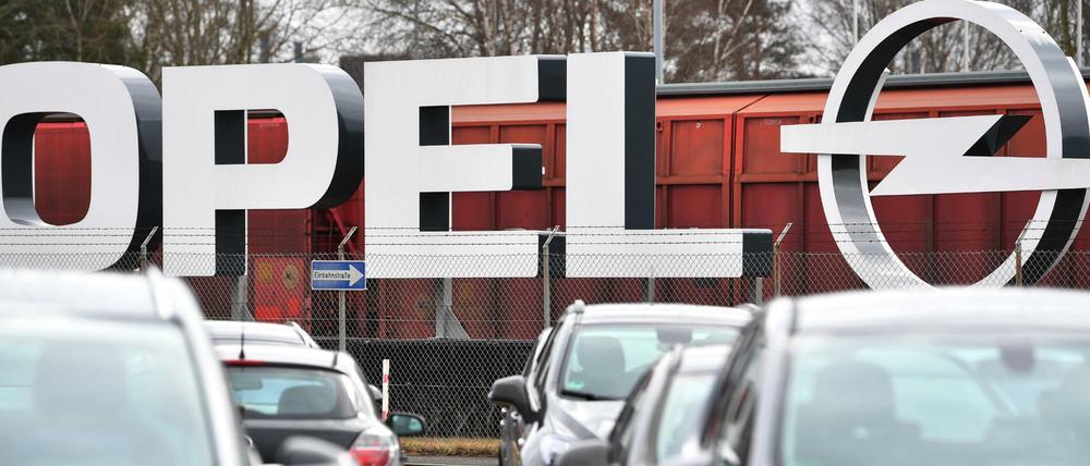 Ein Logo des Autoherstellers Opel steht am Werk des Autobauers.
