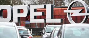 Ein Logo des Autoherstellers Opel steht am Werk des Autobauers.