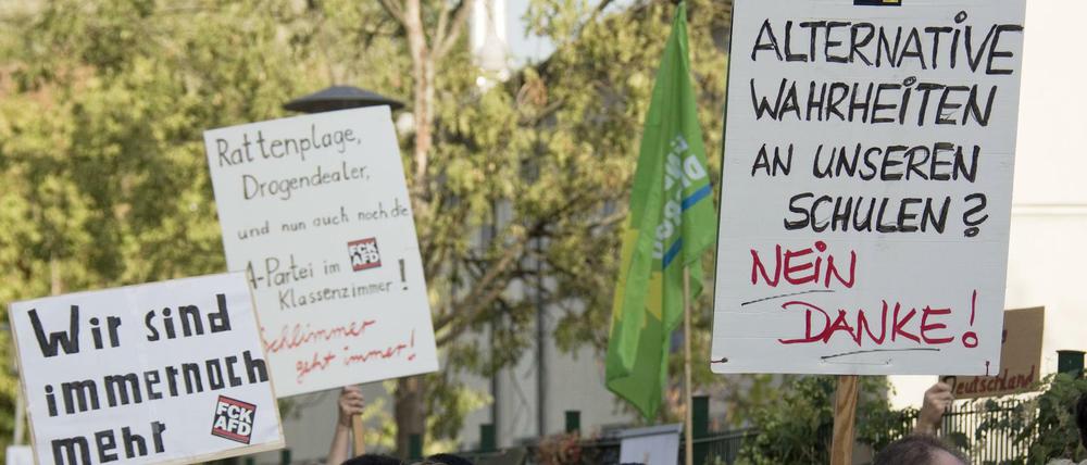 An einigen Berliner Schulen formiert sich Widerstand gegen AfD-Aktivitäten. Zuletzt an einer Reinickendorfer Schule, weil die AfD das Gebäude für einen „Bürgerdialog“ nutzte.