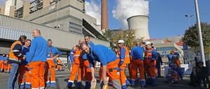 RWE-Beschäftigte stehen vor dem Kraftwerk Neurath I. Mitarbeiter des Energiekonzerns RWE haben Zufahrten zu den Tagebauen und Kraftwerken im Rheinischen Revier blockiert.
