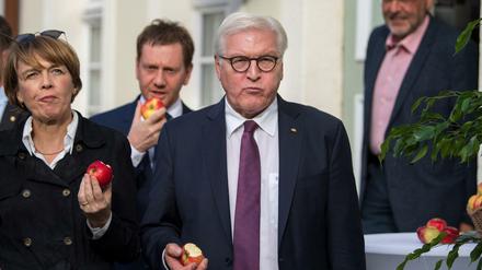 Bundespräsident Frank-Walter Steinmeier (Mitte), seine Frau Elke Büdenbender und Sachsens Ministerpräsident Michael Kretschmer am Montag im ostsächsischen Ostritz. 