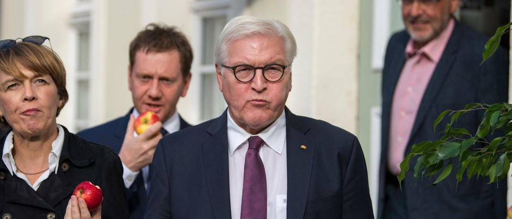 Bundespräsident Frank-Walter Steinmeier (Mitte), seine Frau Elke Büdenbender und Sachsens Ministerpräsident Michael Kretschmer am Montag im ostsächsischen Ostritz.