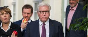 Bundespräsident Frank-Walter Steinmeier (Mitte), seine Frau Elke Büdenbender und Sachsens Ministerpräsident Michael Kretschmer am Montag im ostsächsischen Ostritz. 