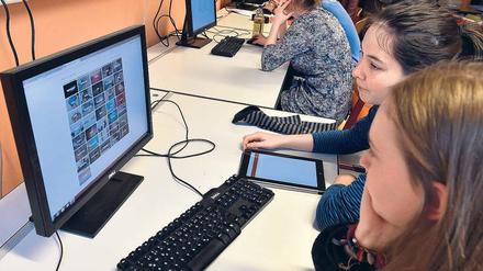Digital lernen. Umstritten ist, ob der Digitalpakt Endgeräte fördern soll.