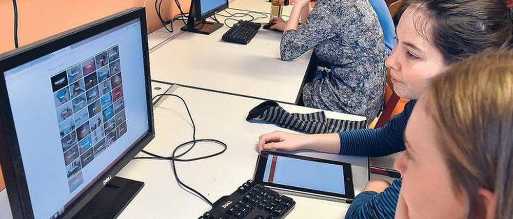 Digital lernen. Umstritten ist, ob der Digitalpakt Endgeräte fördern soll.