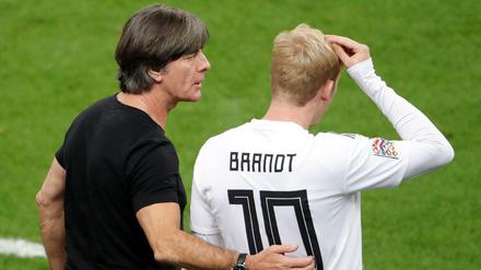 Joachim Löw bei der Einwechslung von Julian Brandt im Stade de France.