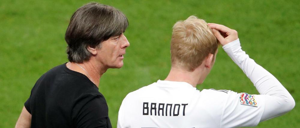 Joachim Löw bei der Einwechslung von Julian Brandt im Stade de France.