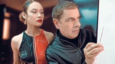 Möchtergern-Bond Johnny English (Rowan Atkinson) und die mysteriöse Spionin Ophelia (Olga Kurylenko).