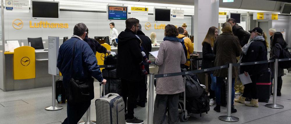 Bei der Lufthansa fallen rund 60 Flüge am Tag aus - macht bisher 18.000 im Jahr 2018. Nun gelobt die Airline Besserung.