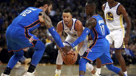 Hand drauf. Dennis Schröder (r.) spielte stark gegen Stephen Curry und Co.