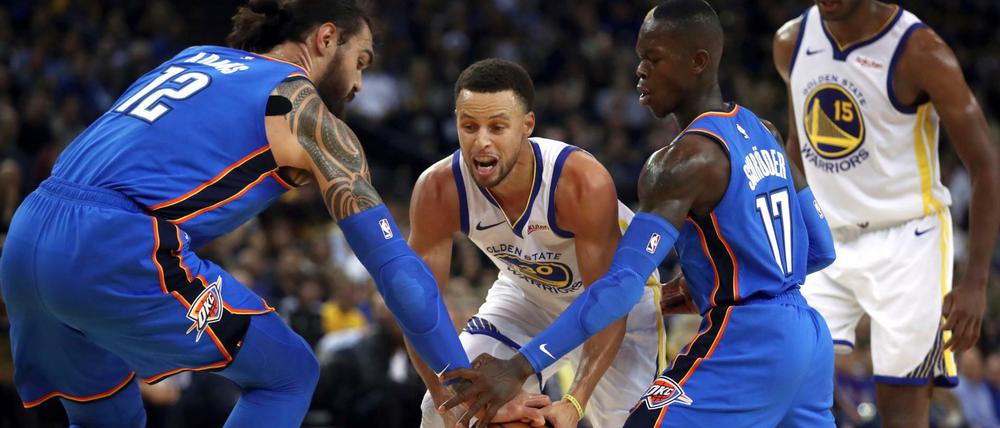 Hand drauf. Dennis Schröder (r.) spielte stark gegen Stephen Curry und Co.