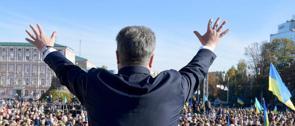 Petro Poroshenko, ukrainischer Präsident, winkt anlässlich eines Massengebets für die unabhängige Kirche der Ukraine in Zentral-Kiew der Menge.