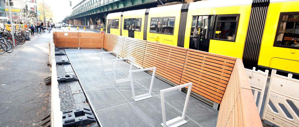 Umbau: Mit den Parklets in der Schönhauser Allee wird Radfahrern mehr Platz eingeräumt.