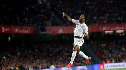 Fiesta England. Raheem Sterling feiert.