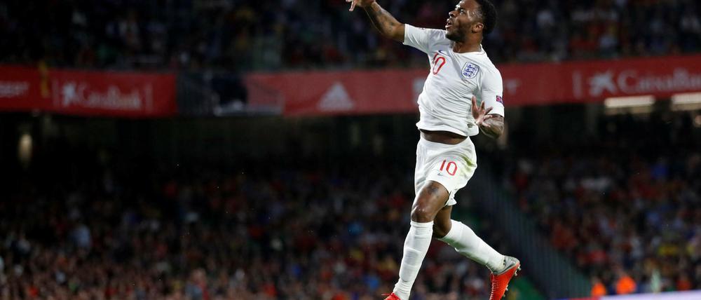 Fiesta England. Raheem Sterling feiert.