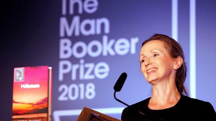 Autorin Anna Burns nimmt den Man-Booker-Preis entgegen.