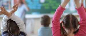 Schülerinnen melden sich während des Unterrichts