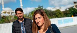 Die deutsche Journalistin und Übersetzerin Mesale Tolu mit ihrem Mann am Dienstag außerhalb des Gerichts in Istanbul.
