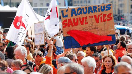 "Die Aquarius rettet Leben". In Marseille, wo das Schiff derzeit auf eine neue Flagge wartet, zeigten vor zehn Tagen Menschen ihre Solidarität mit den Seenotrettern.