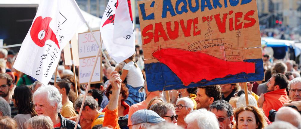 "Die Aquarius rettet Leben". In Marseille, wo das Schiff derzeit auf eine neue Flagge wartet, zeigten vor zehn Tagen Menschen ihre Solidarität mit den Seenotrettern.